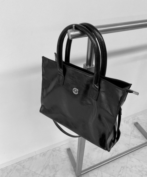 LVEU.（ラブユ.）の「2way faux leather square tote bag / 2way合皮スクエアトートバッグ（トートバッグ・レディース・ブラック・FREE）」の4枚目の写真