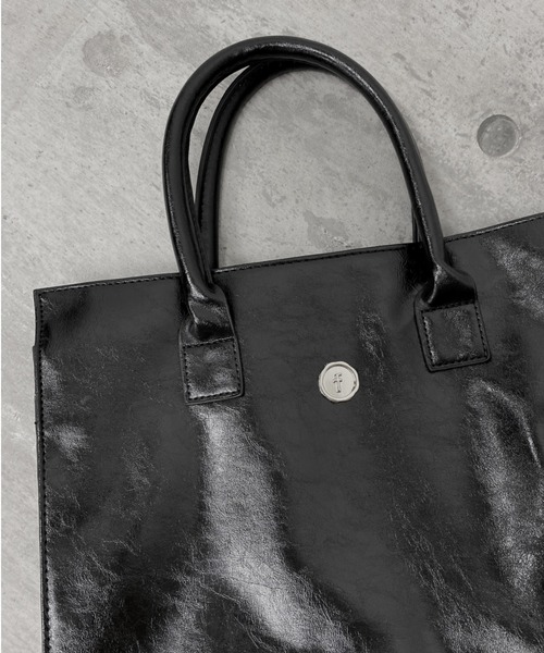 LVEU.（ラブユ.）の「2way faux leather square tote bag / 2way合皮スクエアトートバッグ（トートバッグ・レディース・ブラック・FREE）」の6枚目の写真