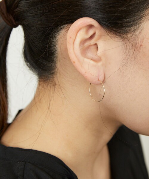 Aresense（アーセンス）の「esne/エスネ K10フープピアスS（ピアス（両耳用）・レディース・ゴールド・ONE SIZE）」の3枚目の写真
