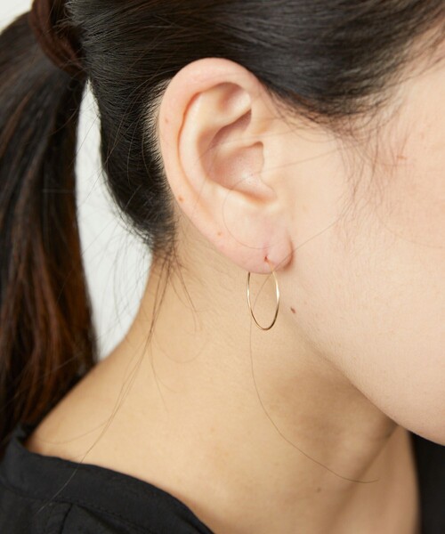 Aresense（アーセンス）の「esne/エスネ K10フープピアスS（ピアス（両耳用）・レディース・ゴールド・ONE SIZE）」の5枚目の写真