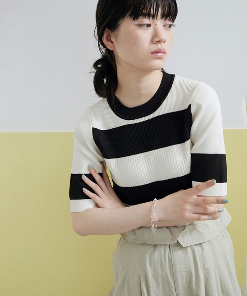 ADAM ET ROPE'(アダムエロペ)の「【サステナブル・WEB限定】MIXリブニットプルオーバー(ニット/セーター・レディース・ホワイト/ブラック/ブラック系その他2/ブルー系その他4・FREE)」の4枚目の写真