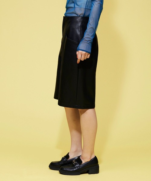 FOREVER 21(フォーエバー トゥエンティーワン)の「【MODE】フェイクレザーハーフパンツ(その他パンツ・レディース・ブラック・MEDIUM/SMALL)」の4枚目の写真