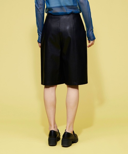 FOREVER 21(フォーエバー トゥエンティーワン)の「【MODE】フェイクレザーハーフパンツ(その他パンツ・レディース・ブラック・MEDIUM/SMALL)」の5枚目の写真