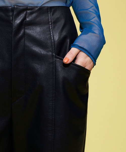 FOREVER 21(フォーエバー トゥエンティーワン)の「【MODE】フェイクレザーハーフパンツ(その他パンツ・レディース・ブラック・MEDIUM/SMALL)」の6枚目の写真