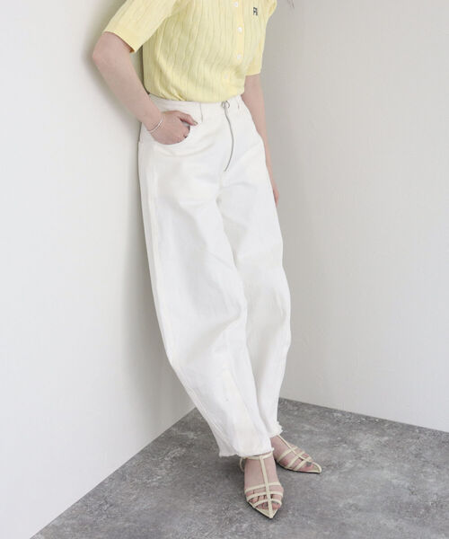 fredy emue（フレディエミュ）の「カーブデニムパンツ（デニムパンツ・レディース・オフホワイト/サックスブルー/ブラック・36/38）」の2枚目の写真