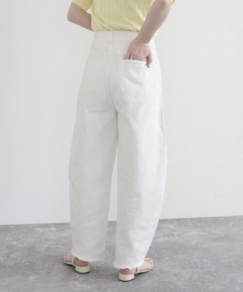 fredy emue（フレディエミュ）の「カーブデニムパンツ（デニムパンツ・レディース・オフホワイト/サックスブルー/ブラック・36/38）」の10枚目の写真