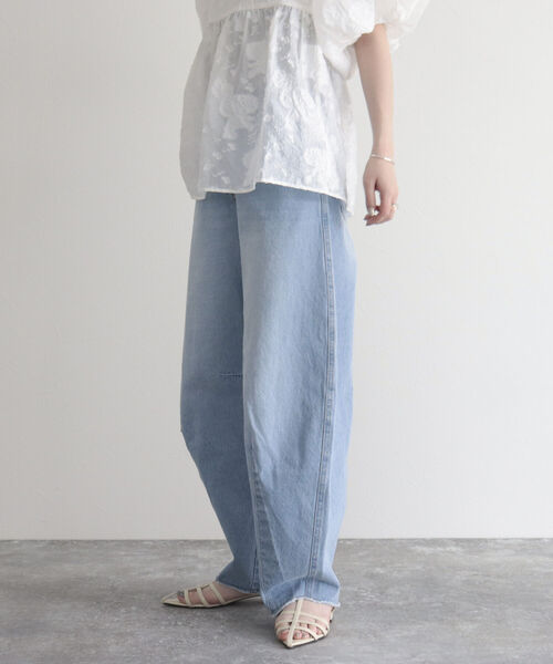 fredy emue（フレディエミュ）の「カーブデニムパンツ（デニムパンツ・レディース・オフホワイト/サックスブルー/ブラック・36/38）」の6枚目の写真