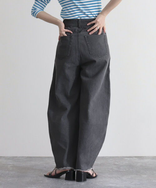 fredy emue（フレディエミュ）の「カーブデニムパンツ（デニムパンツ・レディース・オフホワイト/サックスブルー/ブラック・36/38）」の17枚目の写真