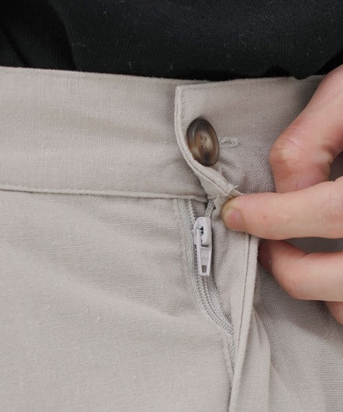 Air Tokyo（エアートウキョー）の「綿麻 フロント ツータック ショートパンツ（その他パンツ・メンズ・ブラック/グレイッシュベージュ・MEDIUM/LARGE）」の6枚目の写真
