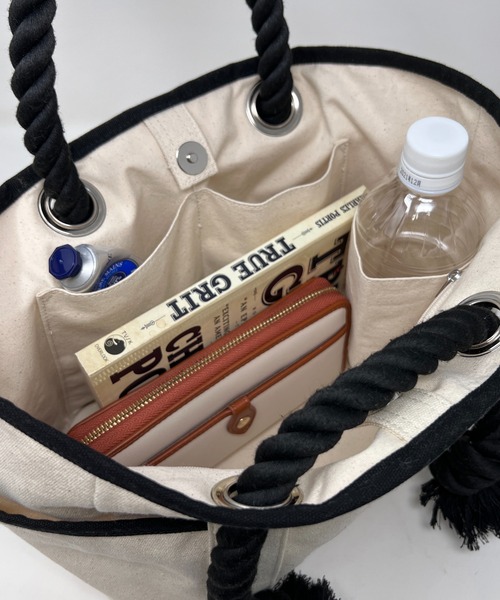 SALON de RUBAN（サロンドルヴァン）の「【SALON de RUBAN / サロン ド ルヴァン】 WEB限定 キャンバス素材 500mlペットボトル収納可 ポケット多数 ロープハンドル ランチトートバッグ（トートバッグ・レディース・ブラック/ホワイト×ブラック/ホワイト・FREE）」の18枚目の写真