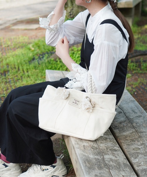 SALON de RUBAN（サロンドルヴァン）の「【SALON de RUBAN / サロン ド ルヴァン】 WEB限定 キャンバス素材 500mlペットボトル収納可 ポケット多数 ロープハンドル ランチトートバッグ（トートバッグ・レディース・ブラック/ホワイト×ブラック/ホワイト・FREE）」の5枚目の写真