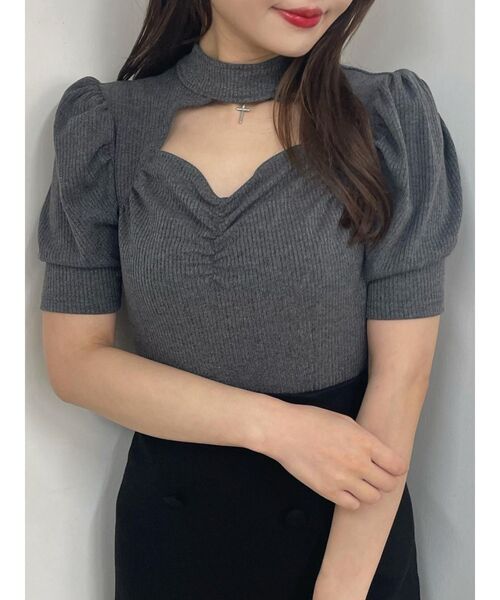 EATME(イートミー)の「クロスチャーム付デコルテTOP【取外し可能】(Tシャツ/カットソー・レディース・ブラック/ベージュ/グレー・FREE)」の1枚目の写真