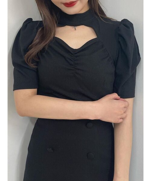 EATME(イートミー)の「クロスチャーム付デコルテTOP【取外し可能】(Tシャツ/カットソー・レディース・ブラック/ベージュ/グレー・FREE)」の2枚目の写真