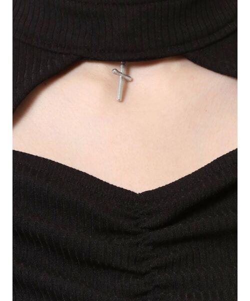 EATME(イートミー)の「クロスチャーム付デコルテTOP【取外し可能】(Tシャツ/カットソー・レディース・ブラック/ベージュ/グレー・FREE)」の12枚目の写真