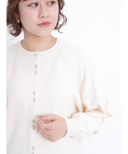 Samansa Mos2（サマンサ モスモス）の「【マシンウォッシャブル】くるみ釦クルーネックカーディガン（カーディガン/ボレロ・レディース・キャメル/レッド/キナリ/ブラック・F）」の6枚目の写真