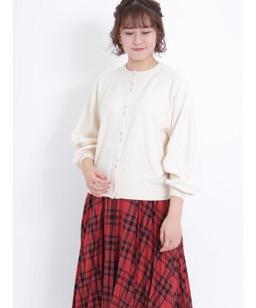 Samansa Mos2（サマンサ モスモス）の「【マシンウォッシャブル】くるみ釦クルーネックカーディガン（カーディガン/ボレロ・レディース・キャメル/レッド/キナリ/ブラック・F）」の7枚目の写真