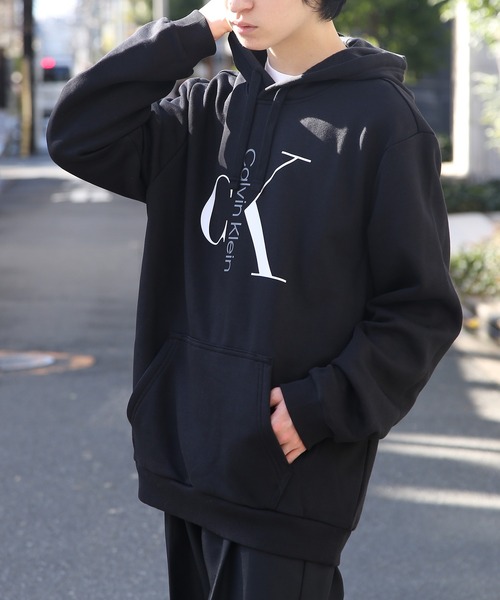 Calvin Klein(カルバン・クライン)の「【Calvin Klein】プルオーバーフーディー40QC403(パーカー・メンズ・ホワイト/ブラック・L/XL/S/M)」の2枚目の写真