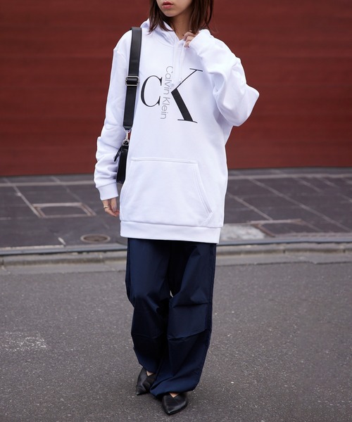 Calvin Klein(カルバン・クライン)の「【Calvin Klein】プルオーバーフーディー40QC403(パーカー・メンズ・ホワイト/ブラック・L/XL/S/M)」の5枚目の写真