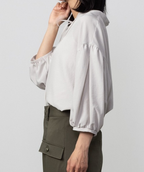 HusHusH（ハッシュアッシュ）の「HusHusH ハッシュアッシュ 袖ボリュームブラウス（シャツ/ブラウス・レディース・イエロー系その他/ライトグレー/ホワイト/ネイビー・L/M/S）」の6枚目の写真