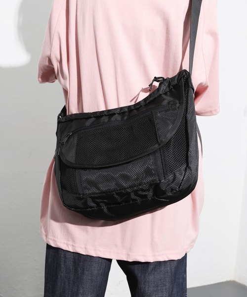 FOLLOWIN（フォロウィン）の「[UNISEX]メッシュユニークアメカジナイロンボブサンクロスバック（ショルダーバッグ・レディース・ホワイト/ブラック/グレー・ONE SIZE）」の10枚目の写真