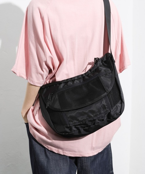 FOLLOWIN（フォロウィン）の「[UNISEX]メッシュユニークアメカジナイロンボブサンクロスバック（ショルダーバッグ・レディース・ホワイト/ブラック/グレー・ONE SIZE）」の12枚目の写真