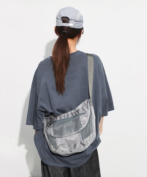 FOLLOWIN（フォロウィン）の「[UNISEX]メッシュユニークアメカジナイロンボブサンクロスバック（ショルダーバッグ・レディース・ホワイト/ブラック/グレー・ONE SIZE）」の17枚目の写真