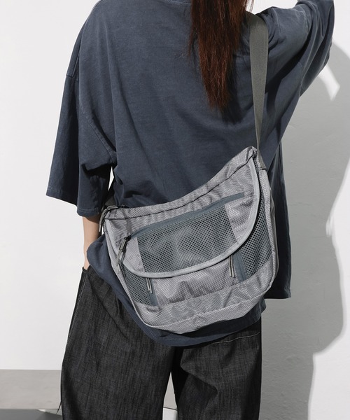 FOLLOWIN（フォロウィン）の「[UNISEX]メッシュユニークアメカジナイロンボブサンクロスバック（ショルダーバッグ・レディース・ホワイト/ブラック/グレー・ONE SIZE）」の18枚目の写真