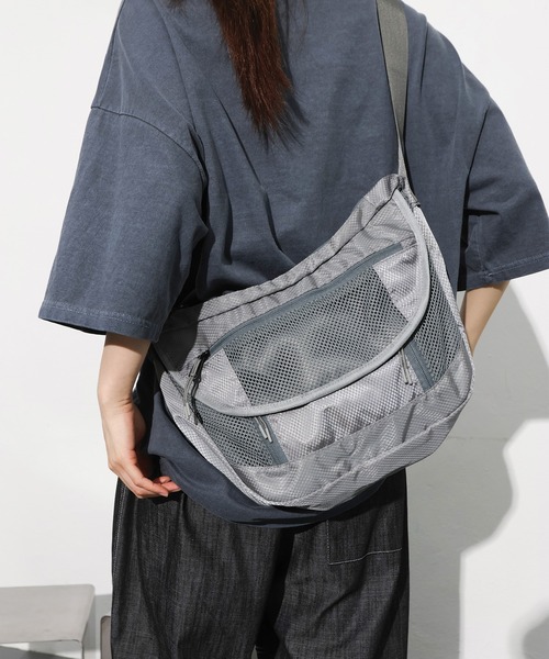 FOLLOWIN（フォロウィン）の「[UNISEX]メッシュユニークアメカジナイロンボブサンクロスバック（ショルダーバッグ・レディース・ホワイト/ブラック/グレー・ONE SIZE）」の19枚目の写真