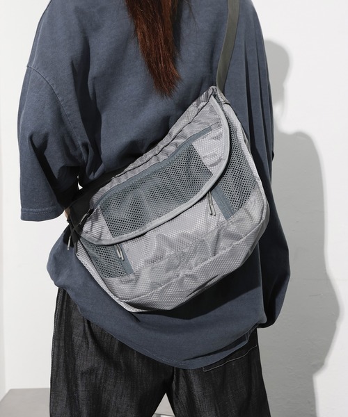FOLLOWIN（フォロウィン）の「[UNISEX]メッシュユニークアメカジナイロンボブサンクロスバック（ショルダーバッグ・レディース・ホワイト/ブラック/グレー・ONE SIZE）」の20枚目の写真