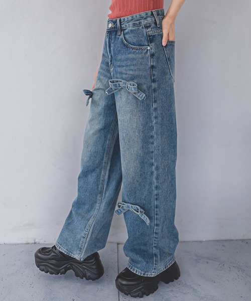 madrepadre（マドレパドレ）の「リボンモチーフデニムパンツ（デニムパンツ・レディース・ライトブルー/ブルー・SMALL/MEDIUM/LARGE）」の2枚目の写真