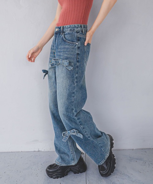 madrepadre（マドレパドレ）の「リボンモチーフデニムパンツ（デニムパンツ・レディース・ライトブルー/ブルー・SMALL/MEDIUM/LARGE）」の4枚目の写真