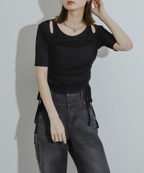 HEYUMM（ヘユム）の「カットアウトシャーリングトップ(5分袖)（Tシャツ/カットソー・レディース・ブルー/ブラウン/ブラック・ONE）」の2枚目の写真