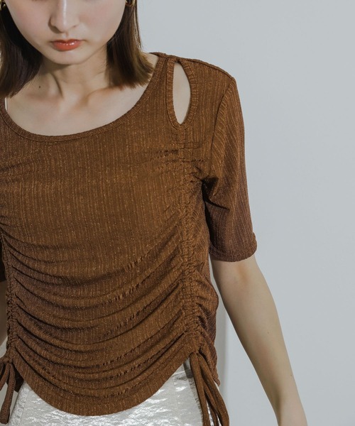 HEYUMM（ヘユム）の「カットアウトシャーリングトップ(5分袖)（Tシャツ/カットソー・レディース・ブルー/ブラウン/ブラック・ONE）」の4枚目の写真