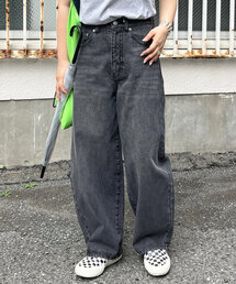 カーブデニムパンツ