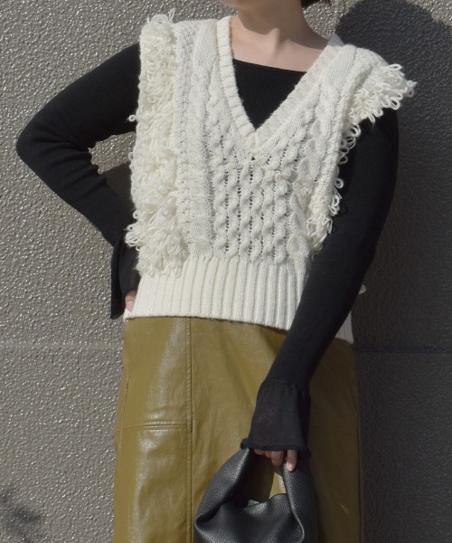 Vネックループヤーンニットベスト/Vneck loop yarn knit vest ノースリーブ タンクトップ フリンジ 重ね着 レイヤード ジレ アイボリー ホワイト 白 黒 ブラック(ベスト)|Reurie'(レウリィ) Vネックループヤーンニットベスト/Vneck loop yarn knit vest ノースリーブ タンクトップ フリンジ 重ね着 レイヤード ジレ アイボリー ホワイト 白 黒 ブラック(ベスト)|Reurie'(レウリィ)