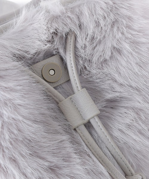 X-girl（エックスガール）の「FAUX FUR BAG（バックパック/リュック・レディース・ブラック/グレー・ONE SIZE）」の14枚目の写真