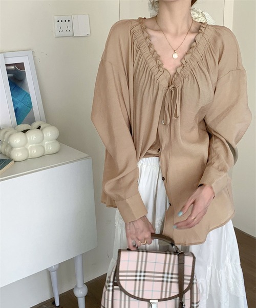 MAISON DE THERESE(メゾン ド テレーズ)の「Vネックシャツ(シャツ/ブラウス・レディース・ブラック/ピンク/カーキ・L/XL/XXL)」の2枚目の写真