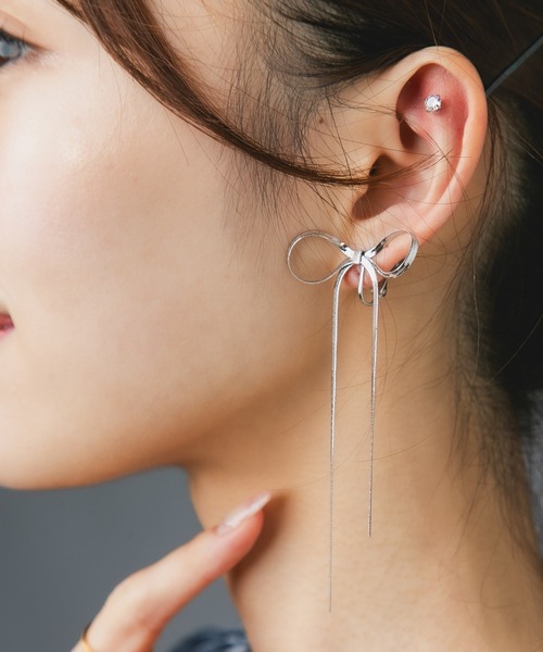 Os accessory（オズアクセサリー）の「Os　-オズ-　【金属アレルギー対応】リボンスネークチェーン イヤリング（イヤリング・レディース・ゴールド/シルバー・ONE SIZE）」の2枚目の写真