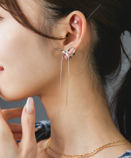 Os accessory（オズアクセサリー）の「Os　-オズ-　【金属アレルギー対応】リボンスネークチェーン イヤリング（イヤリング・レディース・ゴールド/シルバー・ONE SIZE）」の7枚目の写真