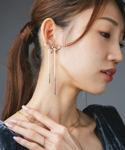 Os accessory（オズアクセサリー）の「Os　-オズ-　【金属アレルギー対応】リボンスネークチェーン イヤリング（イヤリング・レディース・ゴールド/シルバー・ONE SIZE）」の8枚目の写真