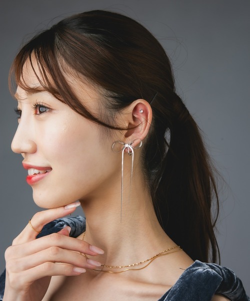 Os accessory（オズアクセサリー）の「Os　-オズ-　【金属アレルギー対応】リボンスネークチェーン イヤリング（イヤリング・レディース・ゴールド/シルバー・ONE SIZE）」の11枚目の写真