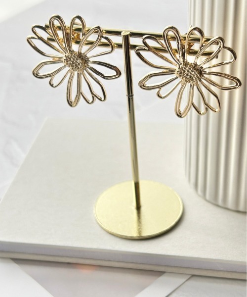 ciite'（シーテ）の「フラットデイジー ピアス  (両耳用)（ピアス（両耳用）・レディース・ゴールド/シルバー/ピンクゴールド・FREE）」の4枚目の写真
