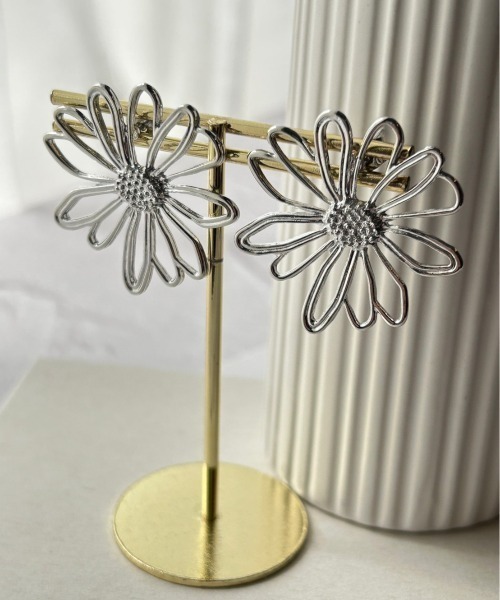 ciite'（シーテ）の「フラットデイジー ピアス  (両耳用)（ピアス（両耳用）・レディース・ゴールド/シルバー/ピンクゴールド・FREE）」の5枚目の写真