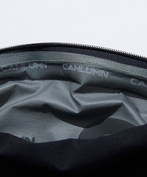 CAHLUMN(カウラム)の「CAHLUMN/カウラム 2.5 Layers Sacoche “SMALL”/レイヤー サコッシュ スモール(ショルダーバッグ・メンズ・ネイビー/グレー・フリ-)」の8枚目の写真