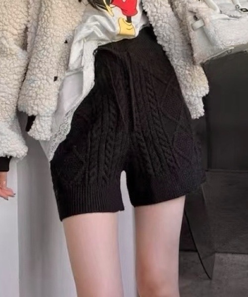 LADY LIKE(レディライク)の「ケーブル編みニットキュロットパンツ(その他パンツ・レディース・ブラック/アイボリー/グレー・M)」の5枚目の写真