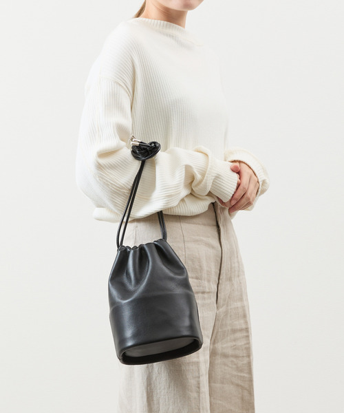 ITTI(イッチ)の「ITTI イッチ / CELLIE SAILOR KINCHAKU - MM RAPTO FLEX ラプトレザー巾着ショルダーバッグ / ITTI-BAG-148-RF(ショルダーバッグ・メンズ・ブラック/アイボリー/グレイッシュベージュ・FREE)」の3枚目の写真
