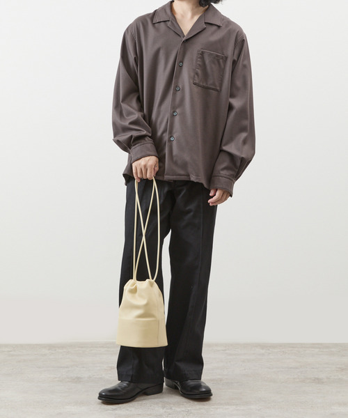 ITTI(イッチ)の「ITTI イッチ / CELLIE SAILOR KINCHAKU - MM RAPTO FLEX ラプトレザー巾着ショルダーバッグ / ITTI-BAG-148-RF(ショルダーバッグ・メンズ・ブラック/アイボリー/グレイッシュベージュ・FREE)」の4枚目の写真