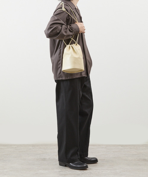 ITTI(イッチ)の「ITTI イッチ / CELLIE SAILOR KINCHAKU - MM RAPTO FLEX ラプトレザー巾着ショルダーバッグ / ITTI-BAG-148-RF(ショルダーバッグ・メンズ・ブラック/アイボリー/グレイッシュベージュ・FREE)」の5枚目の写真