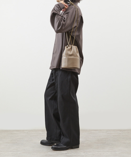ITTI(イッチ)の「ITTI イッチ / CELLIE SAILOR KINCHAKU - MM RAPTO FLEX ラプトレザー巾着ショルダーバッグ / ITTI-BAG-148-RF(ショルダーバッグ・メンズ・ブラック/アイボリー/グレイッシュベージュ・FREE)」の6枚目の写真