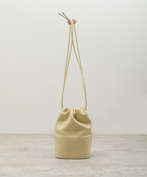 ITTI(イッチ)の「ITTI イッチ / CELLIE SAILOR KINCHAKU - MM RAPTO FLEX ラプトレザー巾着ショルダーバッグ / ITTI-BAG-148-RF(ショルダーバッグ・メンズ・ブラック/アイボリー/グレイッシュベージュ・FREE)」の7枚目の写真